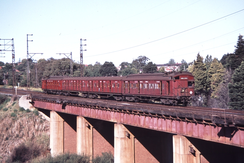 113343: Darebin Creek Bridge Up Suburban 4-car Tait 399 M 426 T leading