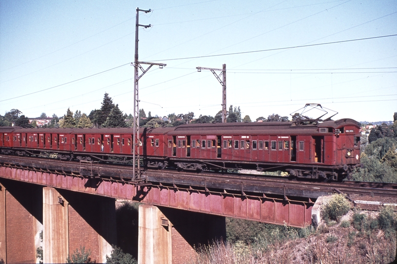 113344: Darebin Creek Bridge Up Suburban 4-car Tait 399 M 426 T leading