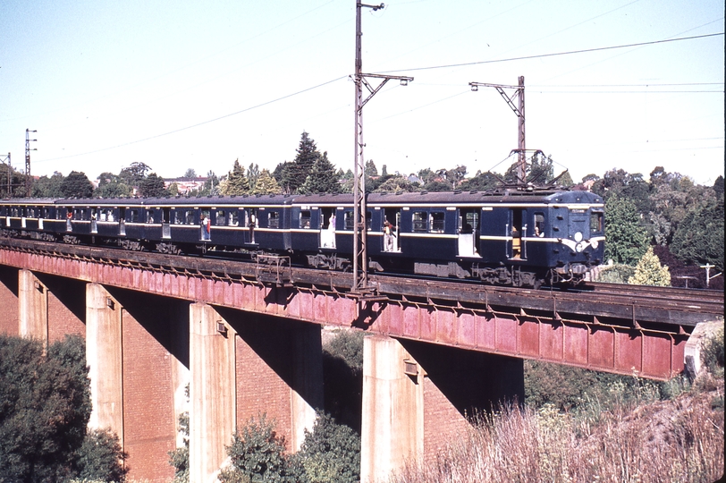 113345: Darebin Creek bridge Down Suburban 4-car Harris