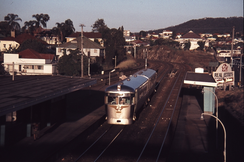 113616: Milton Up Railcars 2017 trailing