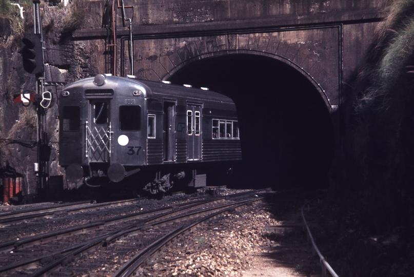 113631: Brisbane Central Up Suburban 2123 entering Roma Street Tunnel