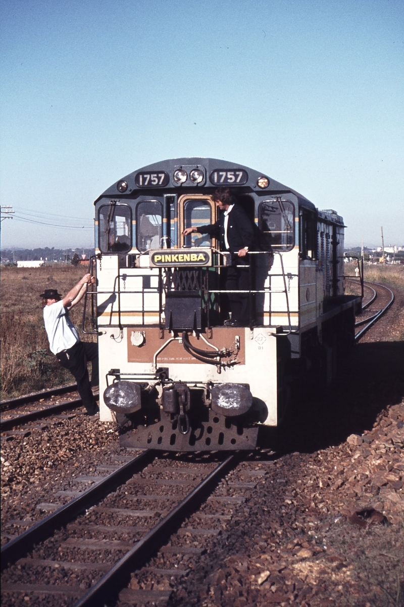 113638: Pinkenba 1757 backing down for Up Suburban