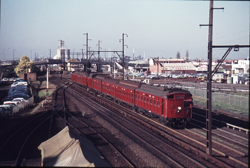 113807: Sunshine Up Suburban 7-car Tait