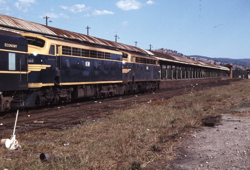 114069: Albury Up Passenger B 70 S 307