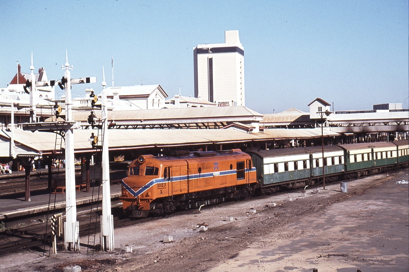 114337: Perth City X 1023 shunting Australind Empty Cars from Yard