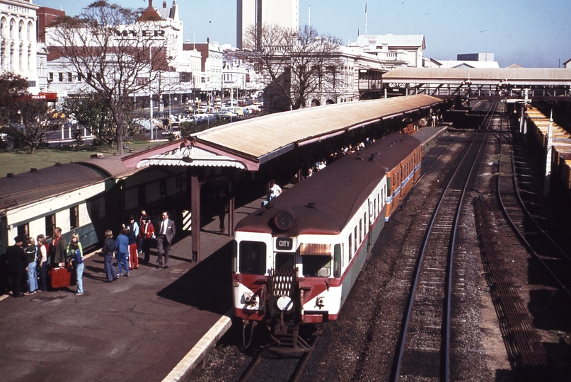 114340: Perth City Up Suburban ADA xxx trailing Australind boarding at other platform