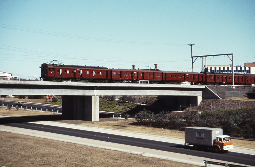 114651: Victoria Park Eastern Freeway Bridge Up Suburban 7-car Tait