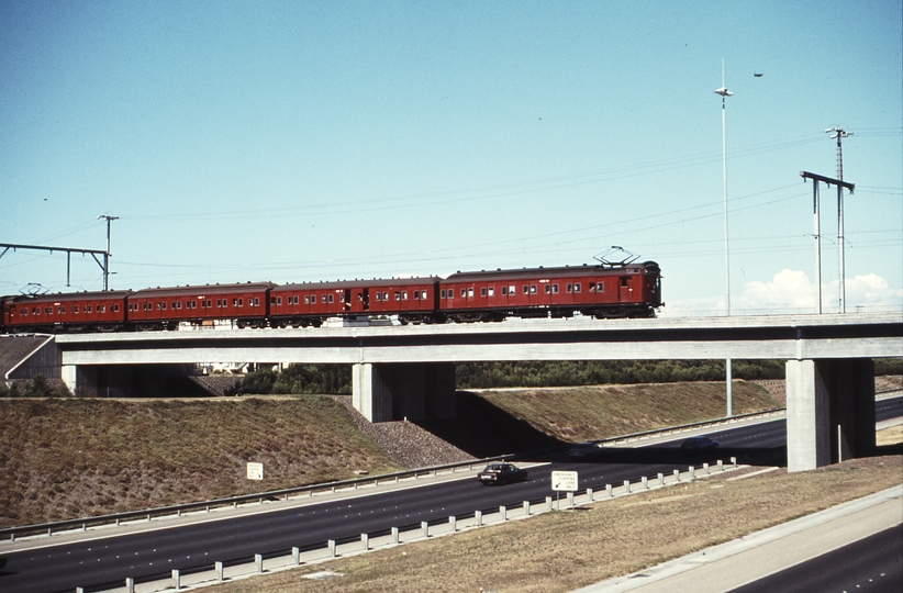 114652: Victoria Park Eastern Freeway Bridge Suburban 7-car Tait