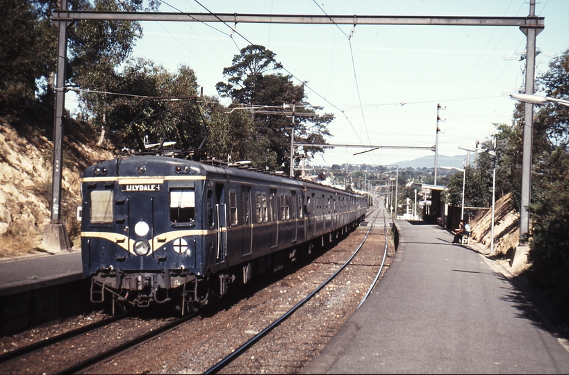 114709: Heatherdale Down Suburban 7-car Harris 742 M trailing