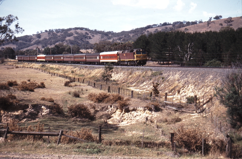 114721: Kilmore East 8661 Down Intercapital Daylight Express 42212