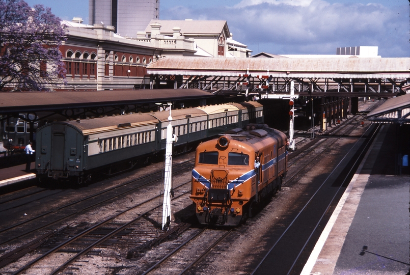 115087: Perth City XA 1402 running round cars