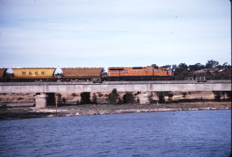 115133: Northam 2 up side Avon River Bridge Down Wheat Empty L 2xx