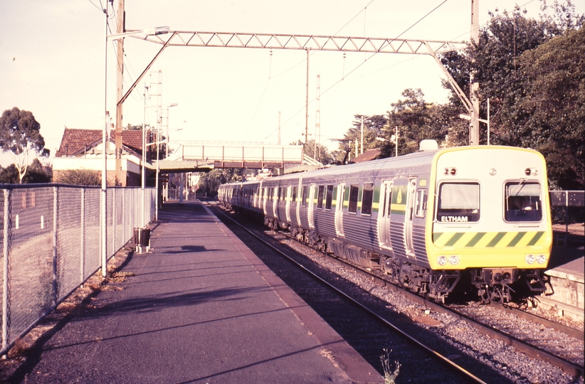 115261: Ivanhoe Down Suburban 6-car Comeng 436 M leading