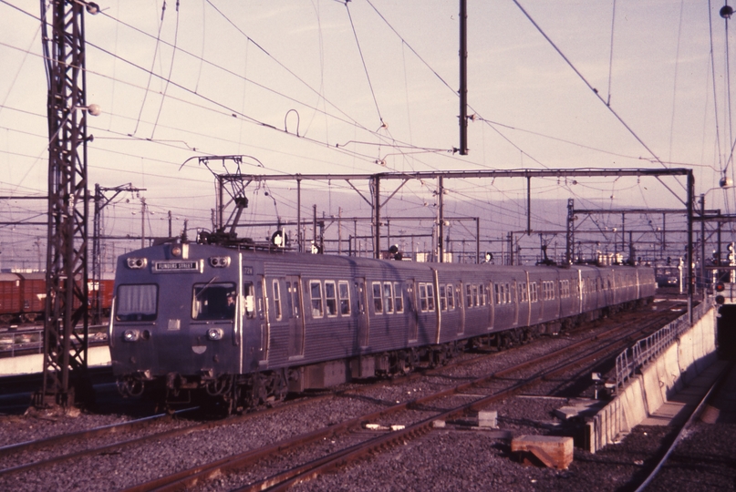 115312: Spencer Street Up Suburban 6-car Hitachi 172 M leading