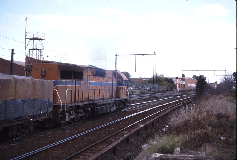 115372: Middle Footscray up side Down Freight L 257