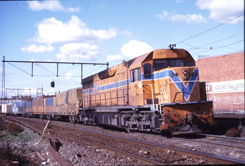 115431: Middle Footscray up side Down Freight L 257