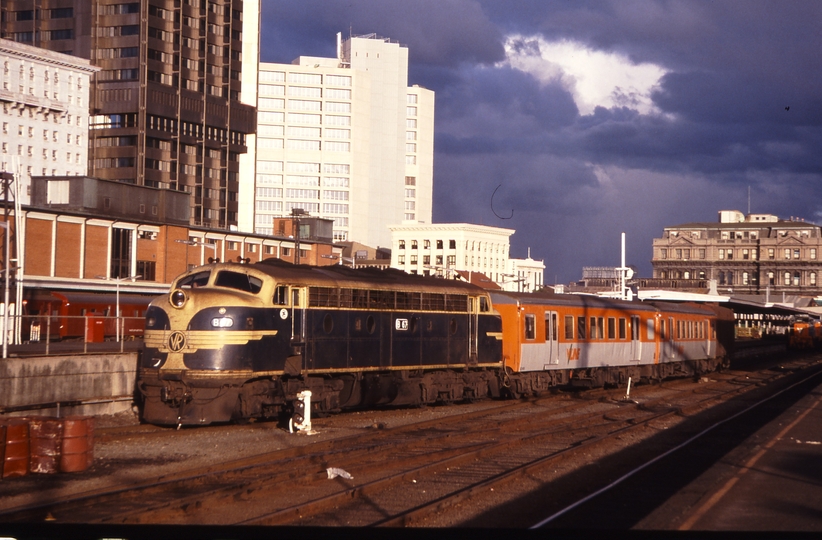 115434: Spencer Street 8319 Down Seymour Passenger B 67 MTH cars