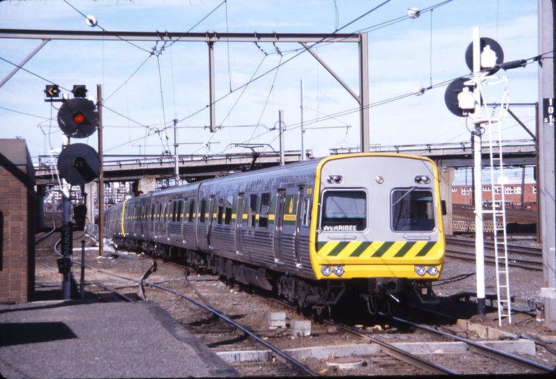 115467: North Melbourne Down Suburban to Werribee from West Ramp 6-car Comeng 567 M leading