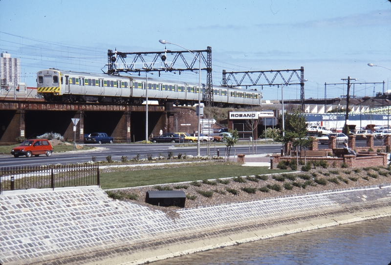 115525: Port Melbourne Line at Queens Bridge Up Suburban 4-car Rebuilt Harris 904 M 3504 T nearest