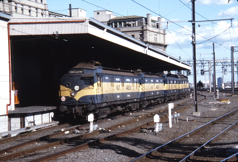 115535: Spencer Street Parcels Coaches 12 CM nearest