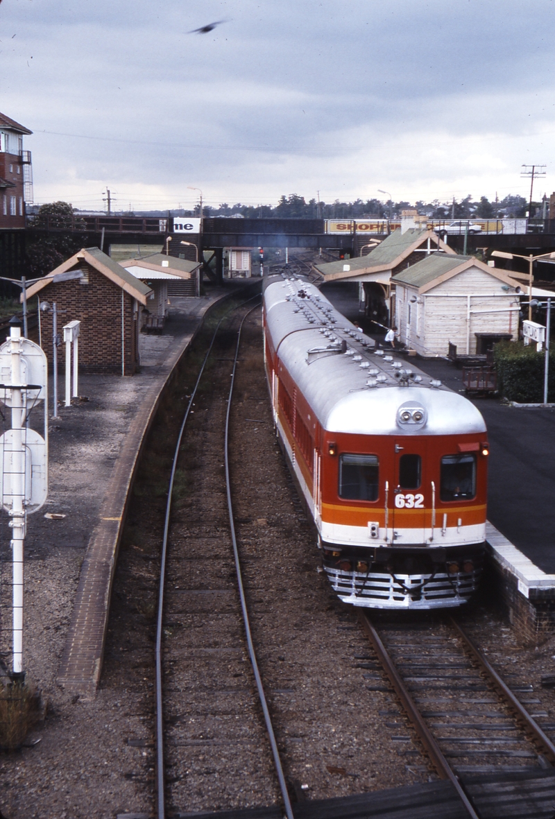 115574: Maitland Up Suburban 632 leading