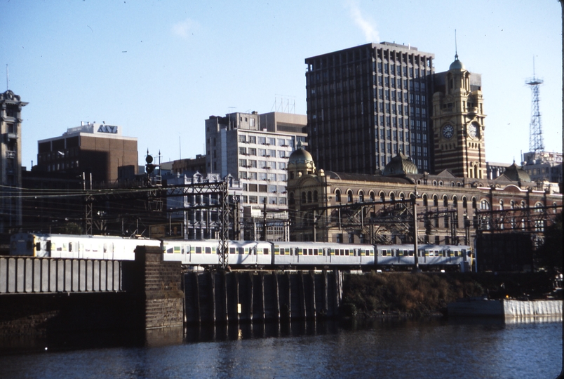 115730: Flinders Street Sandridge Bridge Up Suburban 4-car Rebuilt Harris