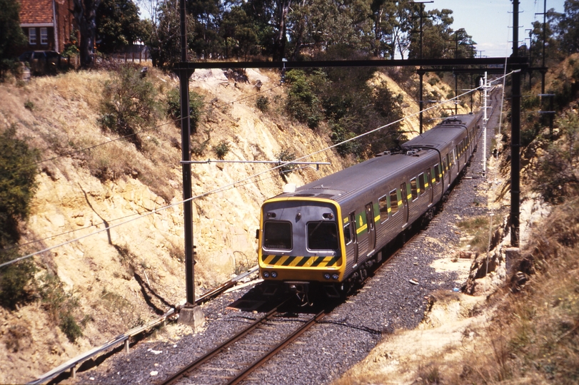 115850: Ashburton 2346 Up Suburban 3-car Comeng 329 M leading