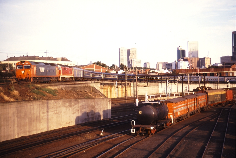 115883: North Melbourne 8625 Down Sydney Express G 516 8179