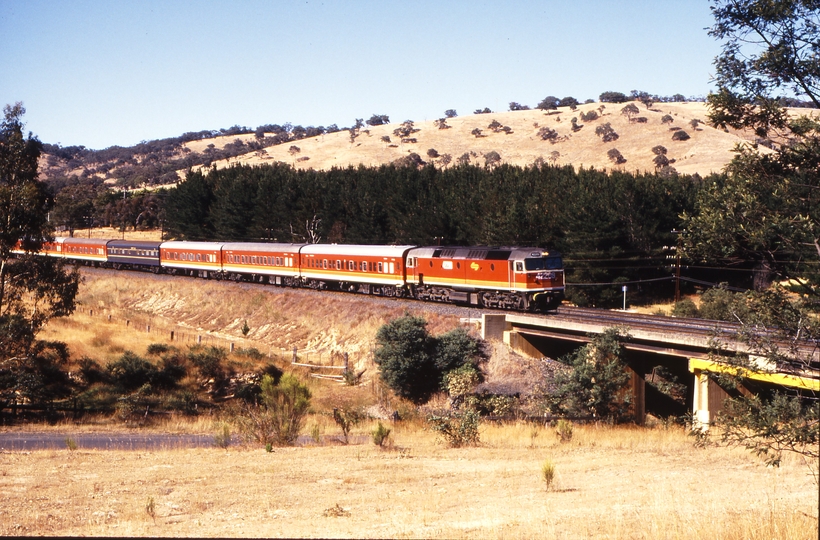 115890: Kilmore East 8661 Down Intercapital Daylight Express 42209