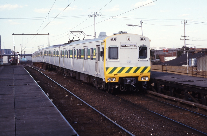 115928: Montague Down Suburban 4-car rebuilt Harris 906 M leading