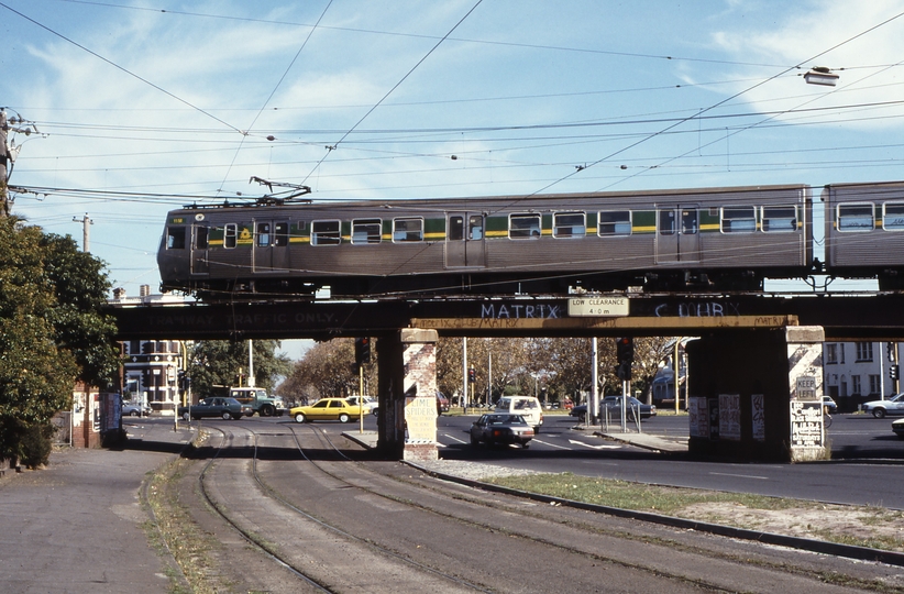 116000: Albert Park Down Suburban Hitachi 11 M leading