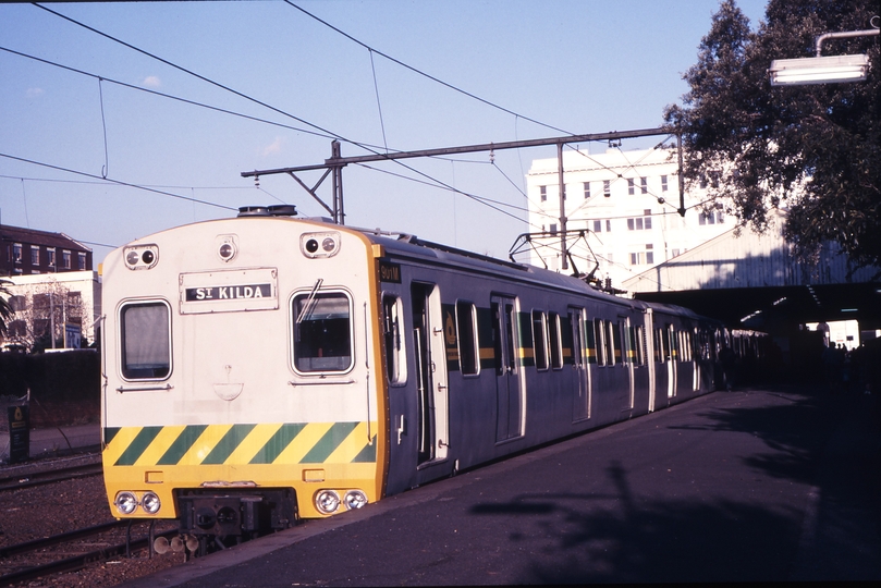 116011: St Kilda Up Suburban 4-car Rebuilt Harris 901 M leading