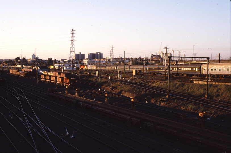 116253: Moonee Ponds Creek up side 8625 Down Sydney Express 8166