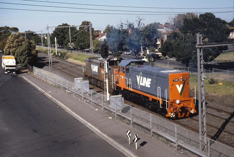 116268: Yarraville Up Light Engines T 370 T 371