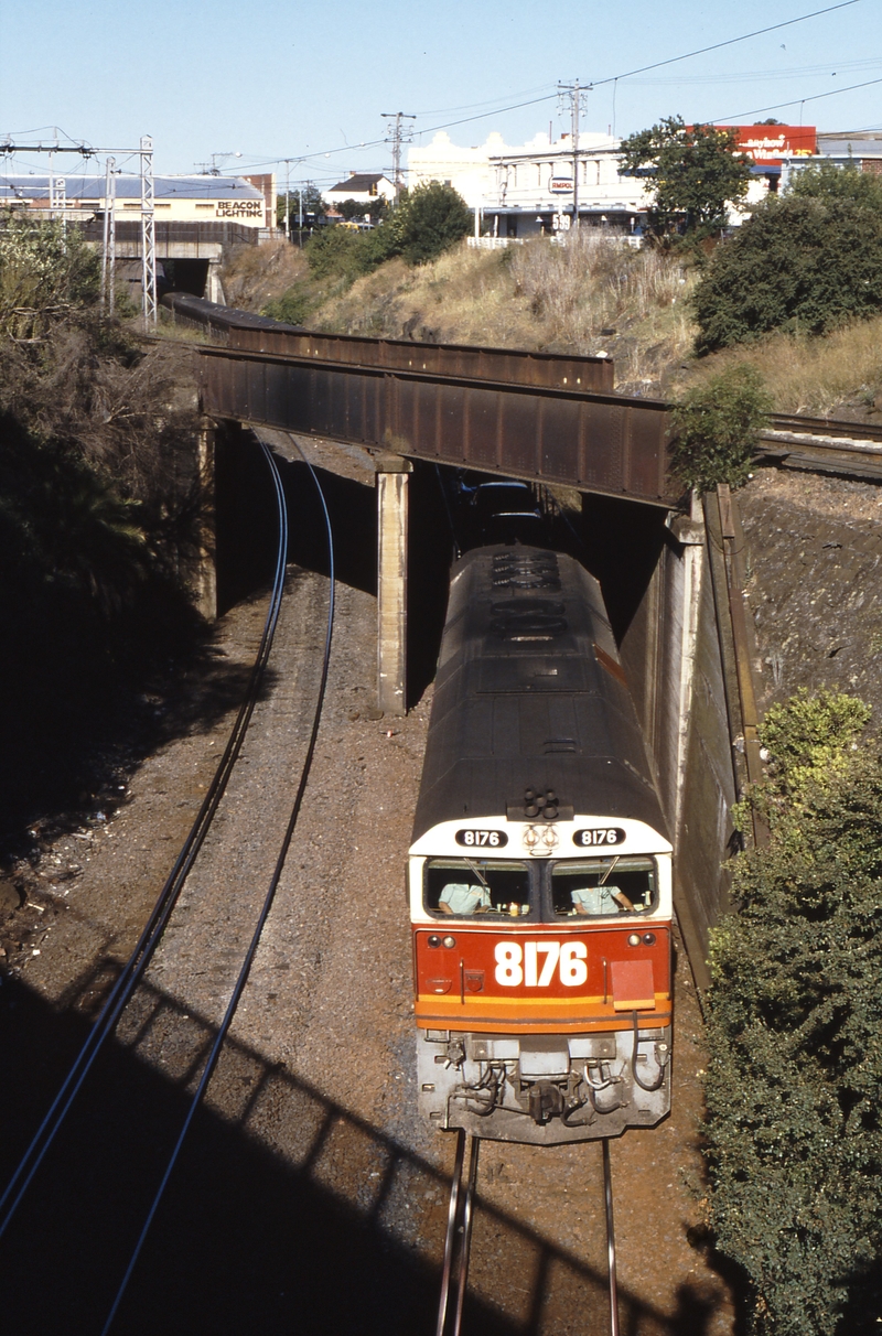 116283: Footscray 8616 Up Melbourne Express 8176