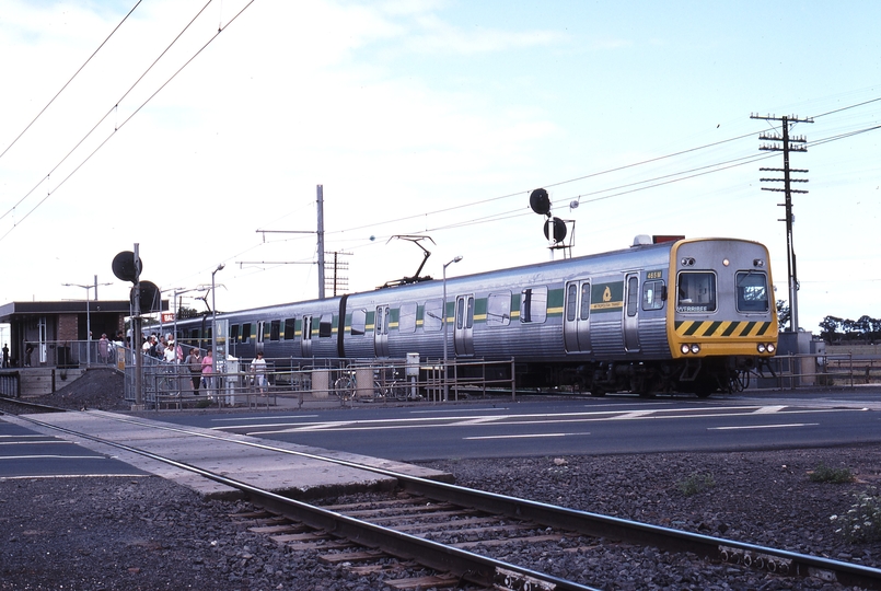 116340: Hoppers Crossing Down Suburban 3-car Comeng 465 M leading