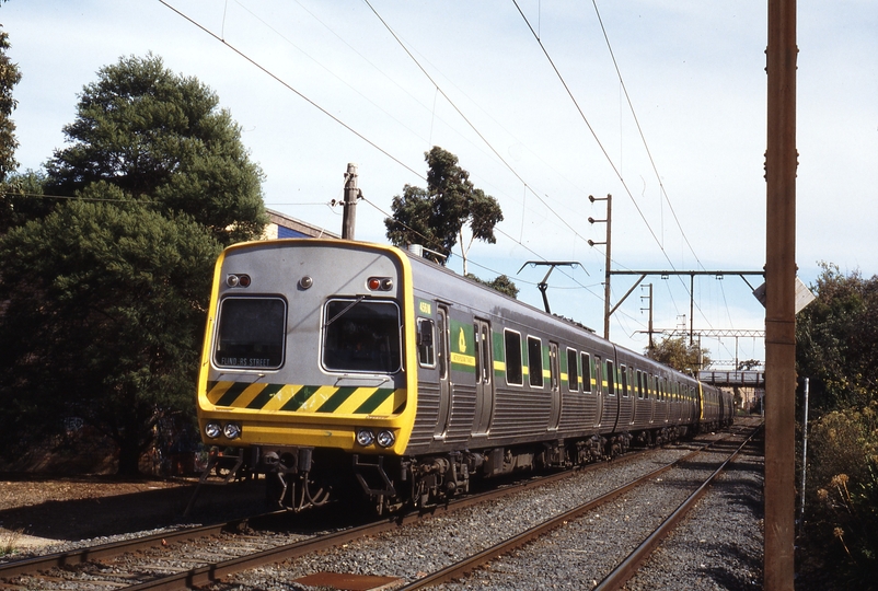 116448: Ivanhoe Up Suburban 6-car Comeng 456 M trailing