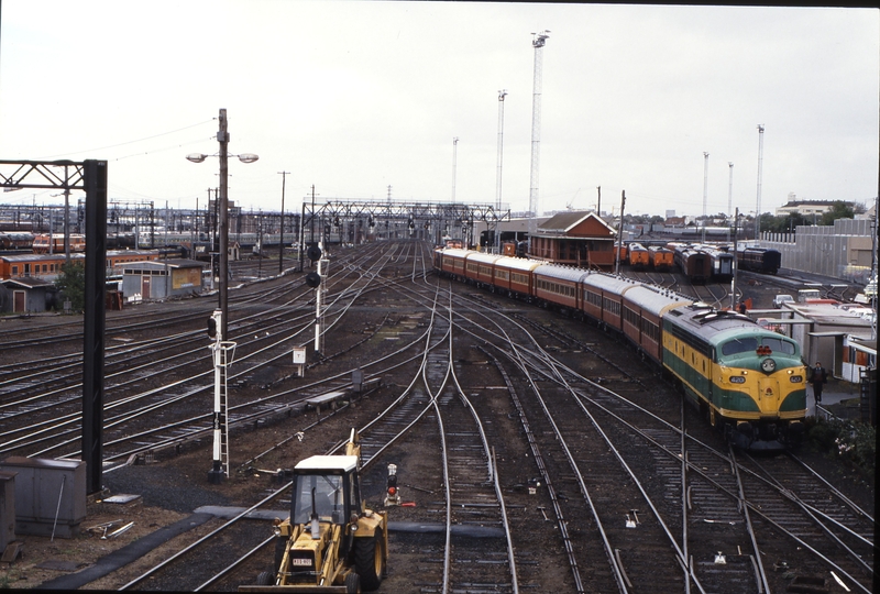 116623: Spencer Street 8677 Down Empty Cars G 516 leading 4201 trailing