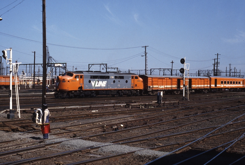 116639: Spencer Street A 60 shunting Empty Cars