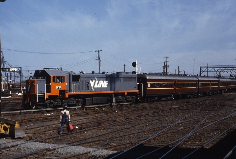 116640: Spencer Street 8684 Up Empty Cars X 37