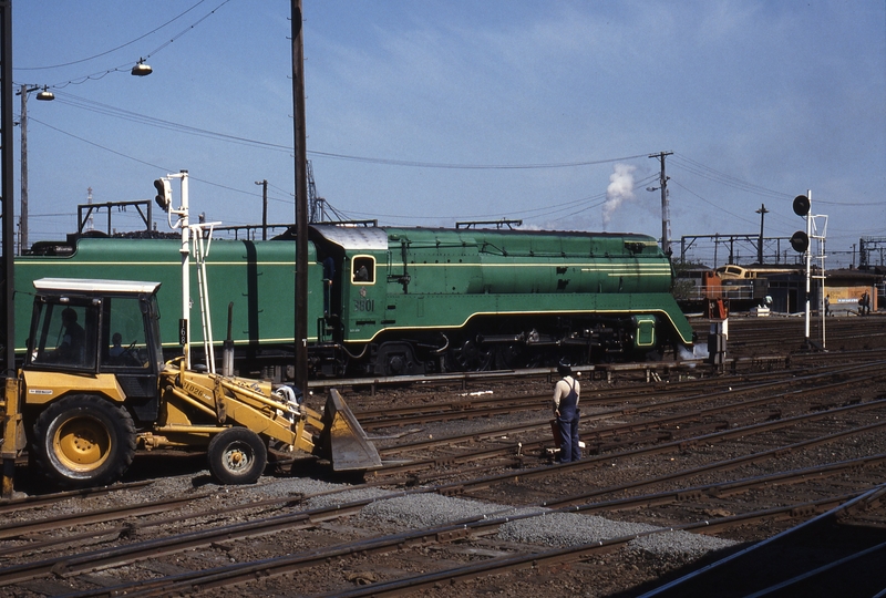 116641: Spencer Street 3801 at rear of 8684 Up Empty Cars