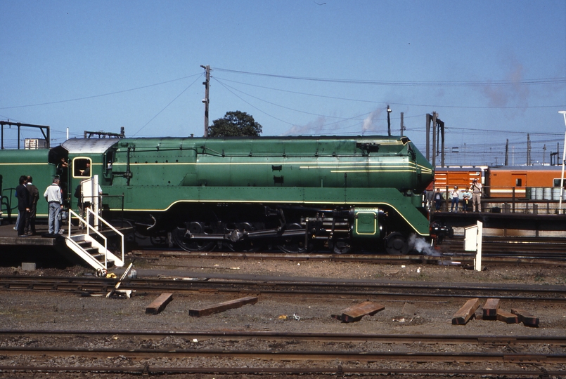 116642: Spencer Street 3801 at rear of 8684 Up Empty Cars