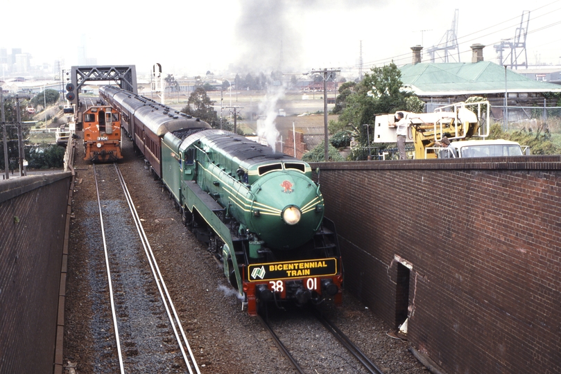 116658: Bunbury Street Tunnel Moreland Street Portal Up Light Engine Y 104 and 8683 Down Special Passenger 3801