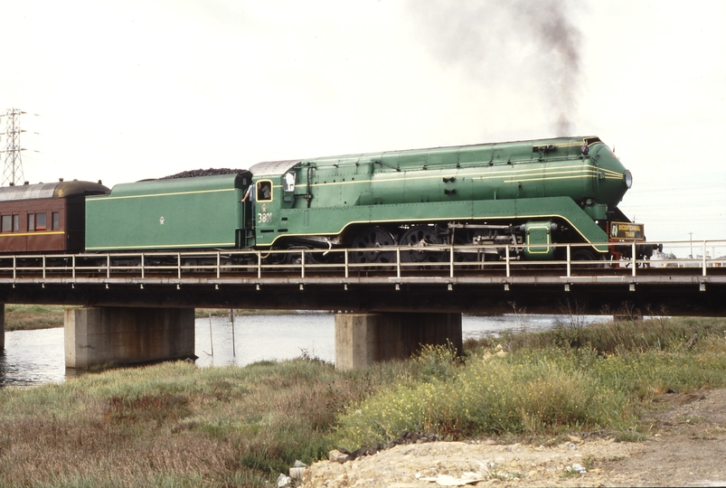 116733: Moonee Ponds Creek 8696 Up Empty Cars 3801 trailing