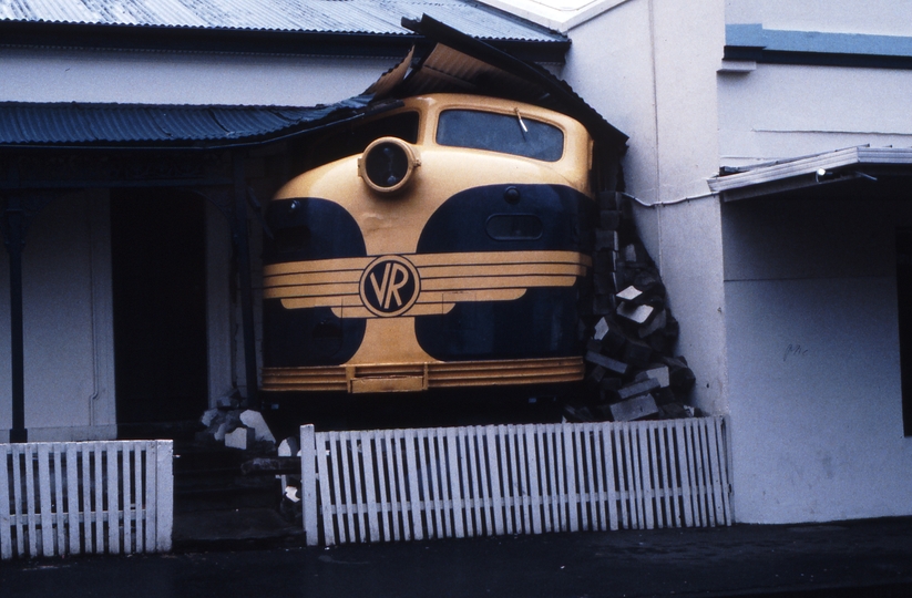 116898: Prahran Nose of B 67 in front of cafe in Greville Street