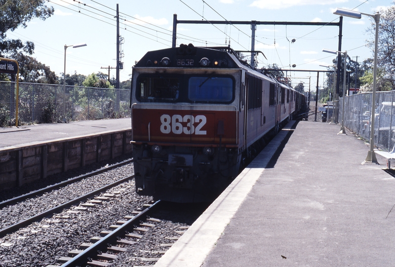 117044: Pennant Hills Up Freight 8632 leading