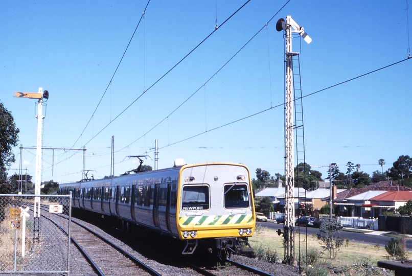 117177: Williamstown Beach Up Suburban 3-car Comeng