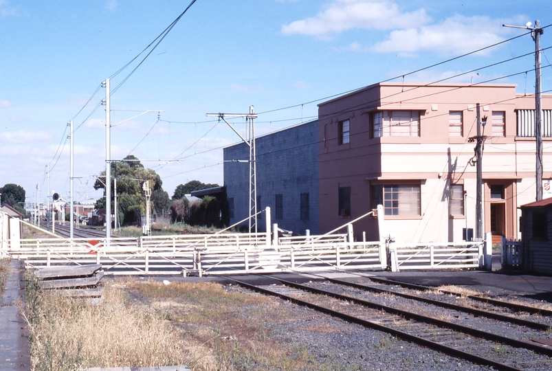 117188: Ascot Vale Road Level Crossing Looking towards Flemington Racecourse