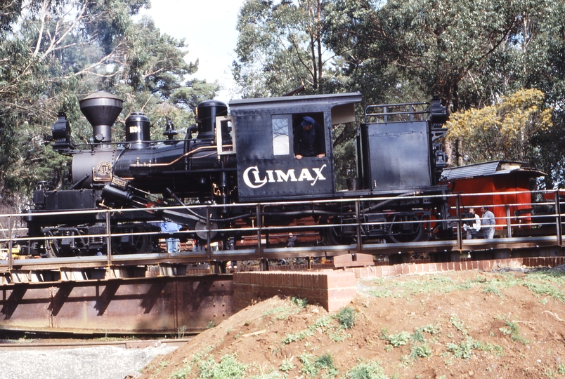 117298: Emerald Climax 1694 on turntable