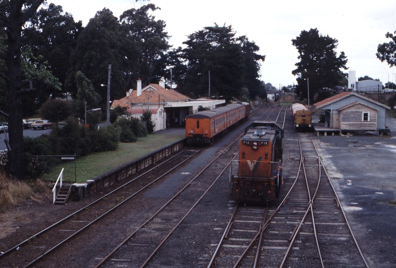 117429: Leongatha P 18 Running round 8409 and 8424 Passenger